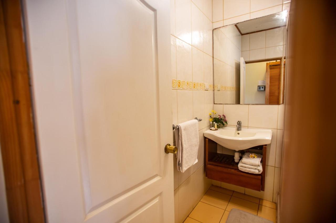 Hostal Uruhao Hanga Roa Exteriör bild