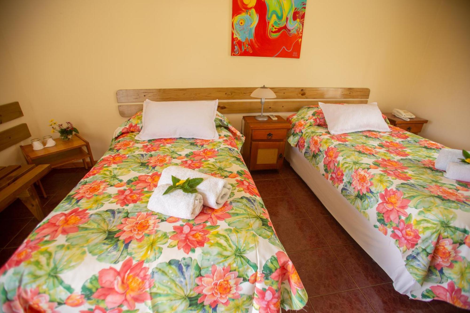 Hostal Uruhao Hanga Roa Exteriör bild