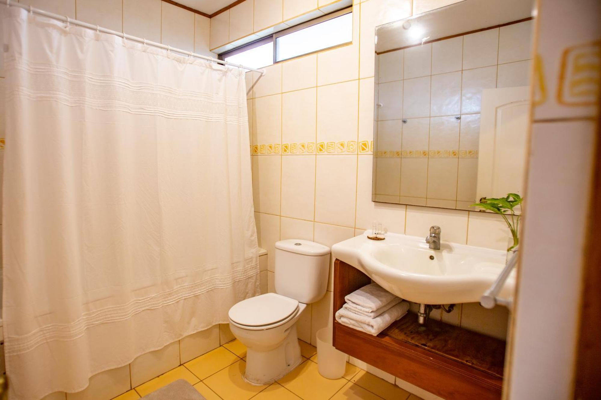 Hostal Uruhao Hanga Roa Exteriör bild